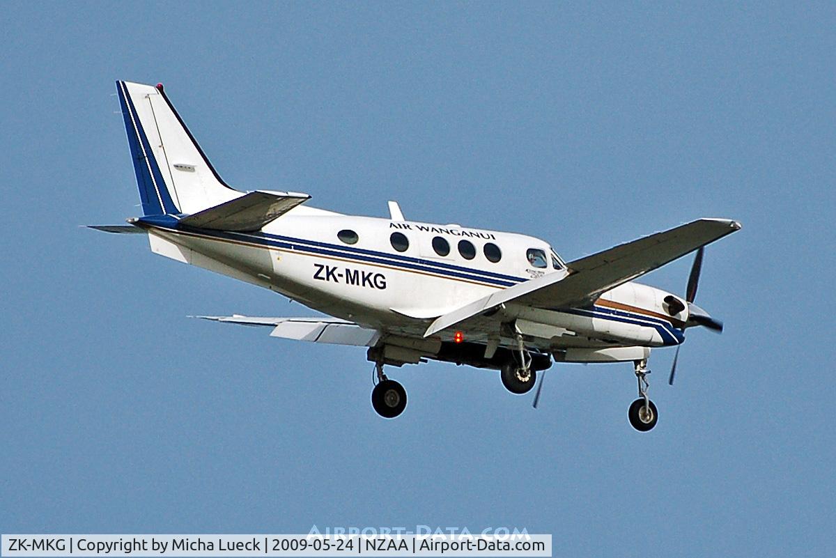 ZK-MKG, 1994 Beech C90A King Air C/N LJ-1367, On finals