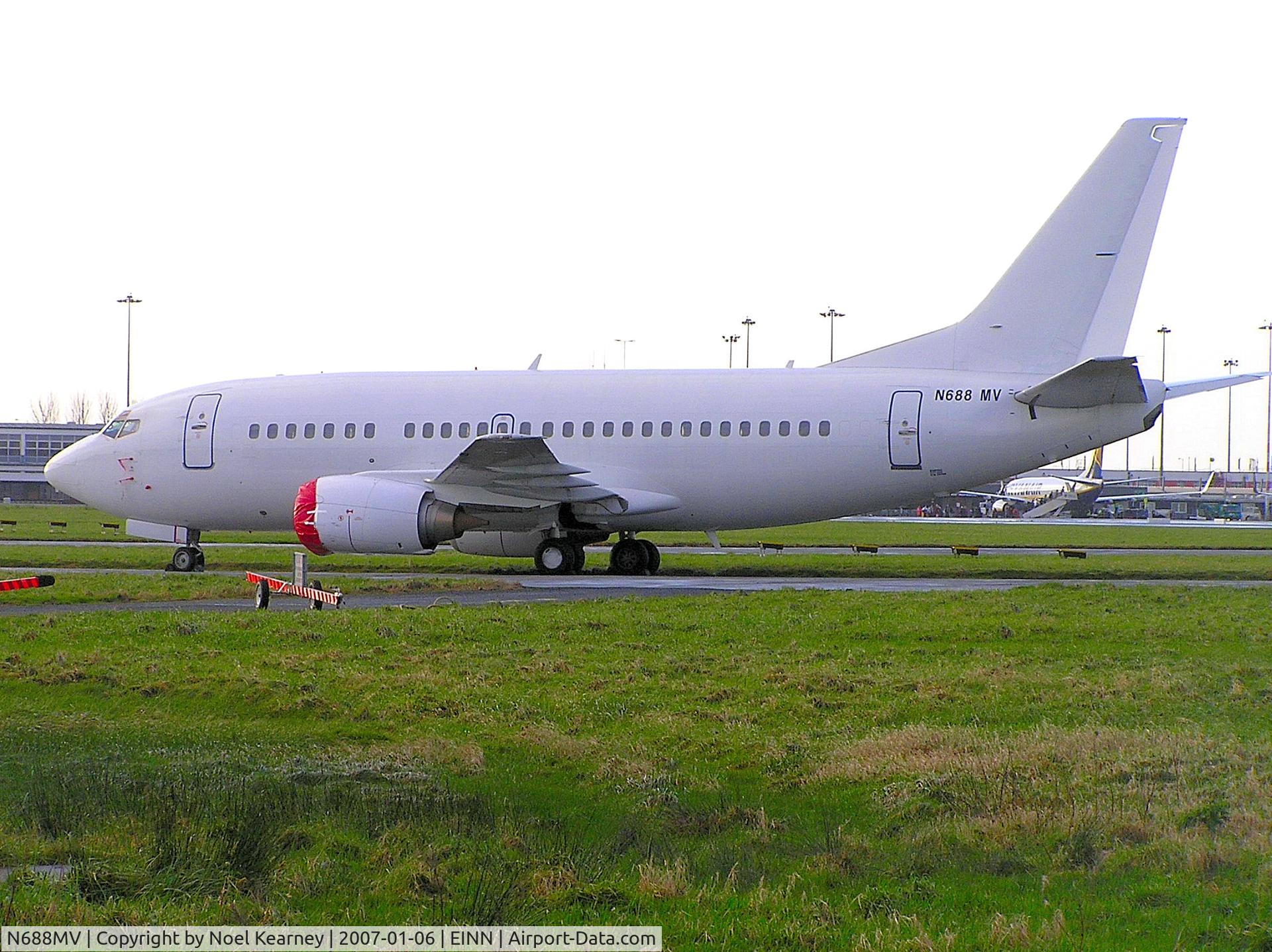 N688MV, 1992 Boeing 737-522 C/N 26688, Stripped and waiting to be painted.