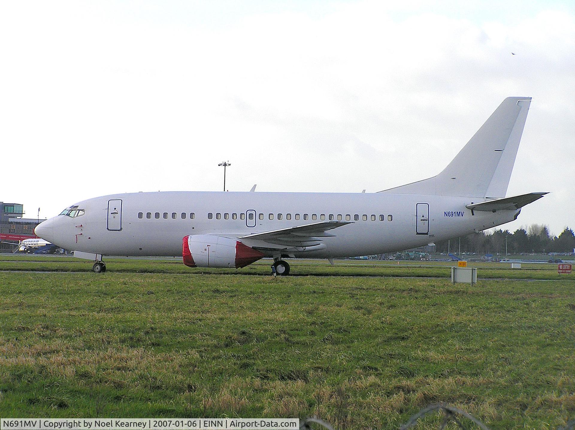 N691MV, 1992 Boeing 737-522 C/N 26691, Waiting for a new coat of paint.