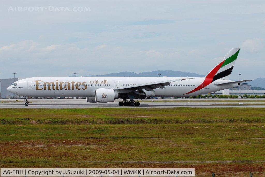 A6-EBH, 2005 Boeing 777-31H/ER C/N 32707, Landing R/W32L