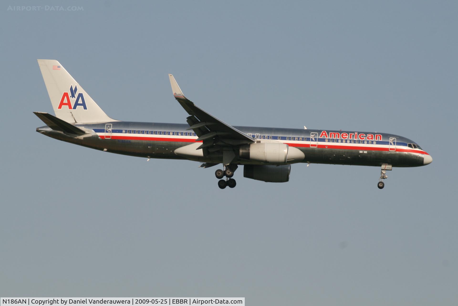 N186AN, 2001 Boeing 757-223 C/N 32380, Flight AA172 is descending to rwy 02
