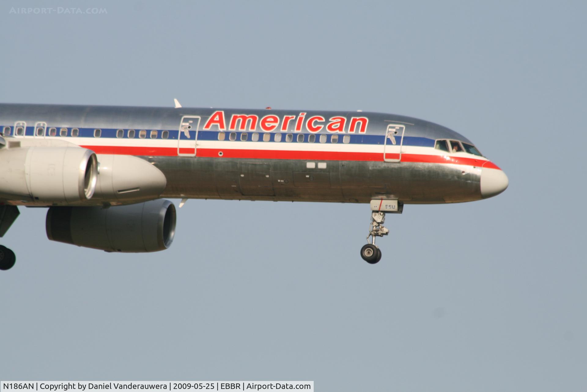 N186AN, 2001 Boeing 757-223 C/N 32380, arrival of flight AA172 to rwy 02