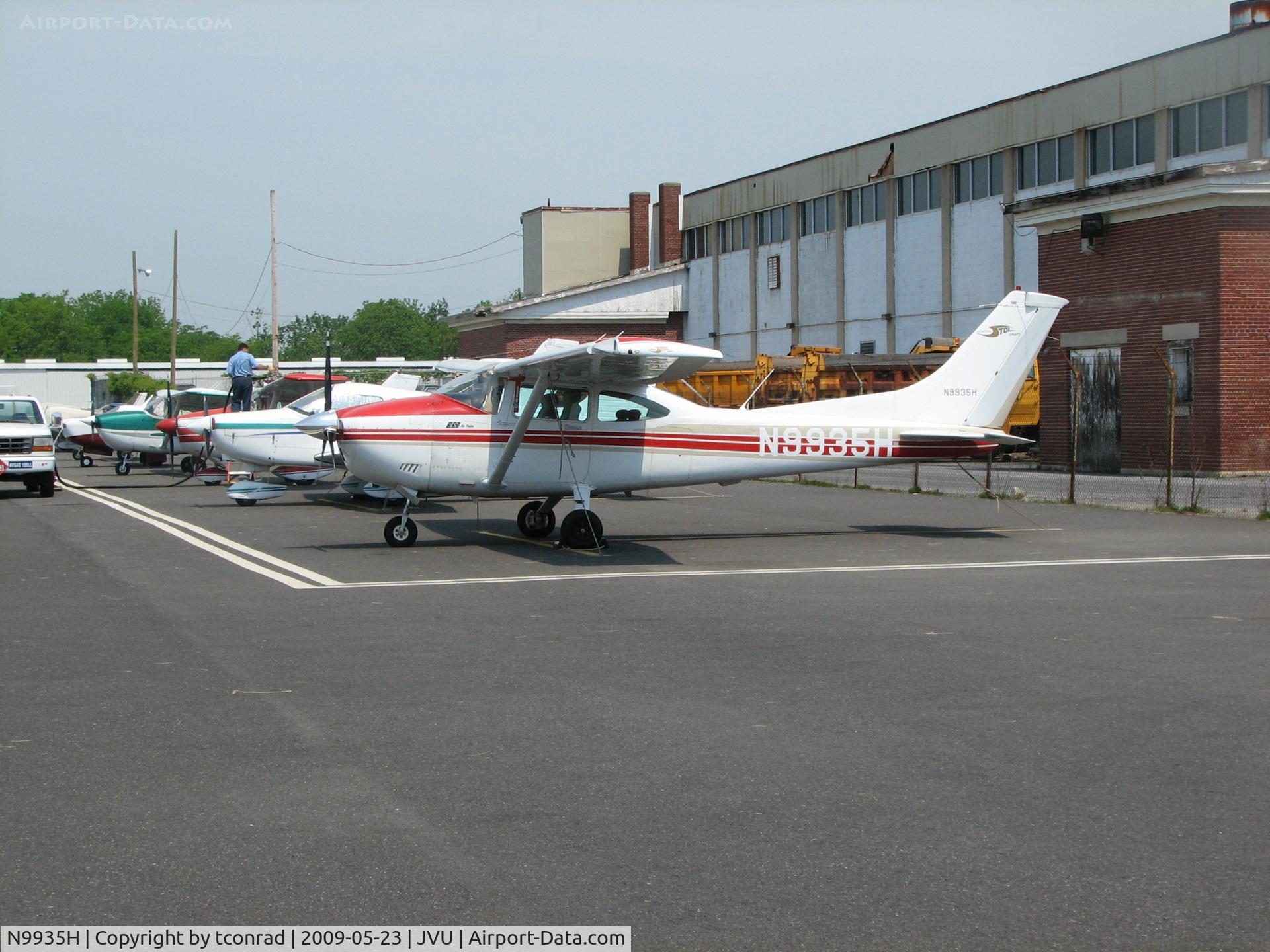 N9935H, 1981 Cessna 182R Skylane C/N 18268125, at Queen City