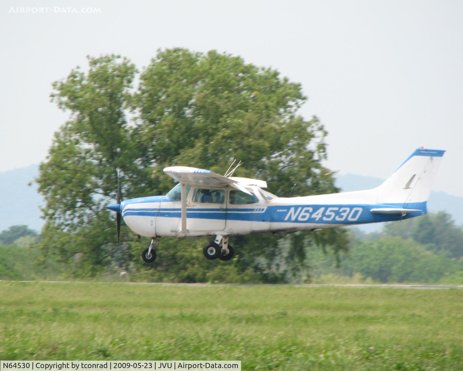N64530, 1975 Cessna 172M C/N 17265286, at Queen City
