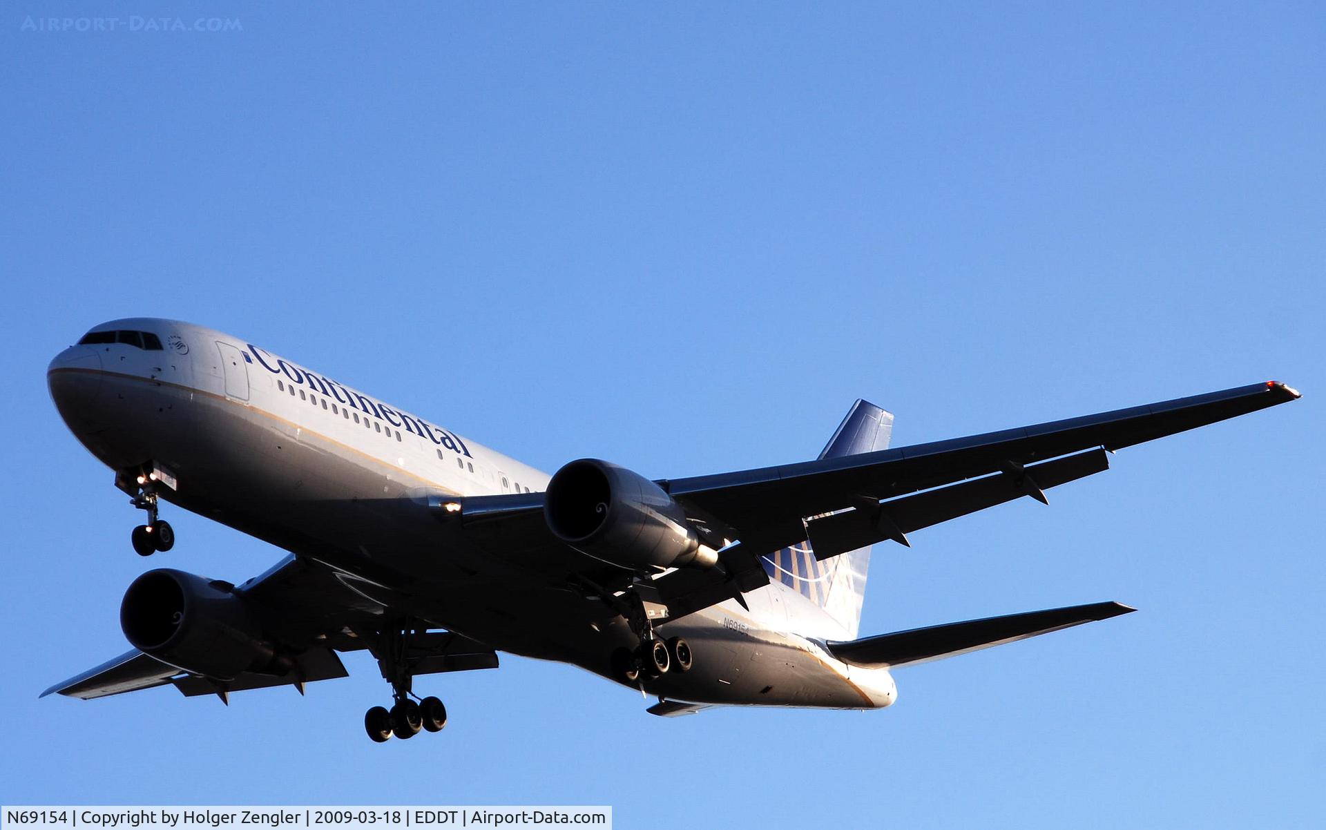 N69154, 2001 Boeing 767-224 C/N 30433, Touch down in half a mile and sunny morning light