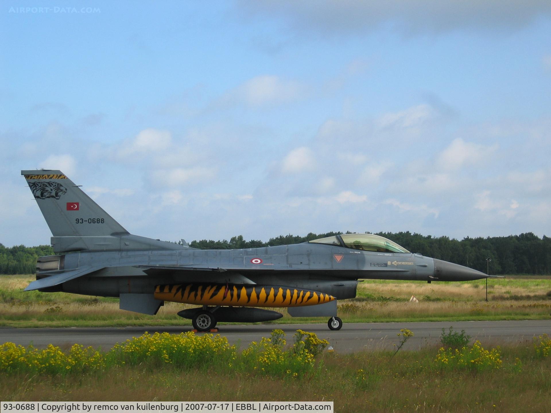 93-0688, 1993 TAI (Turkish Aerospace Industries) F-16C Fighting Falcon C/N HC-32, 192 Filo present on photo call Kleine brogel 2007