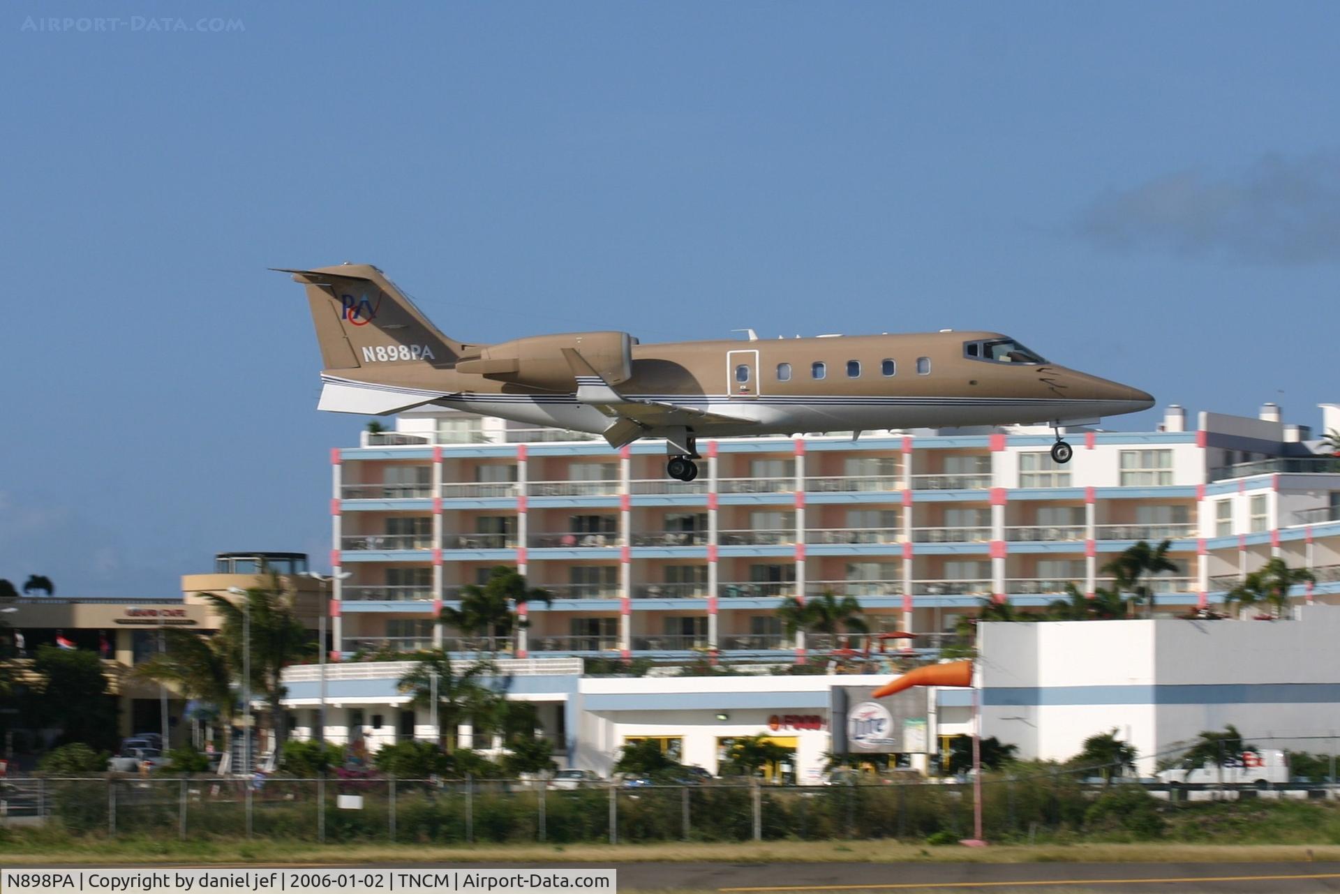 N898PA, 1997 Learjet Inc 60 C/N 111, Landing 10