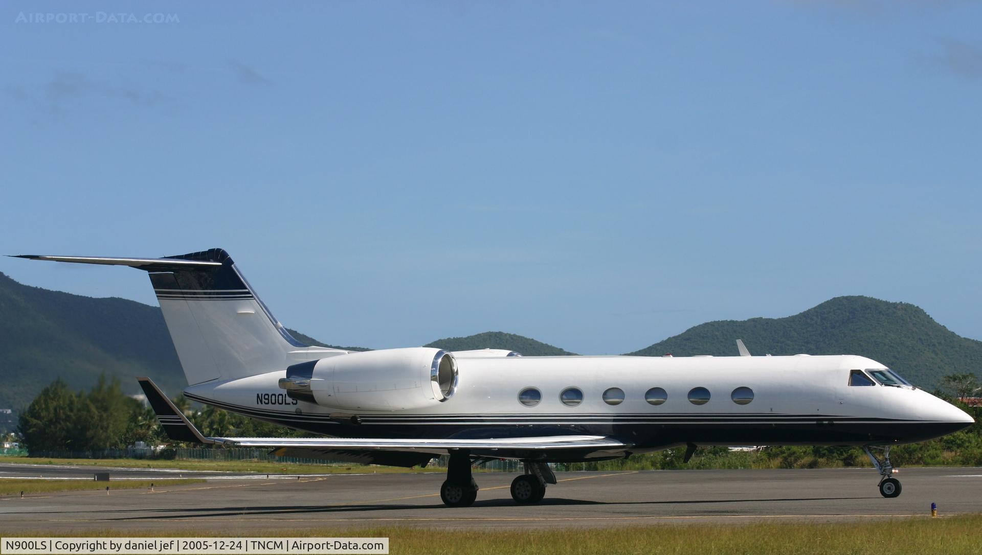 N900LS, 2006 Bombardier BD-700-1A11 Global 5000 C/N 9216, taxing runway 10