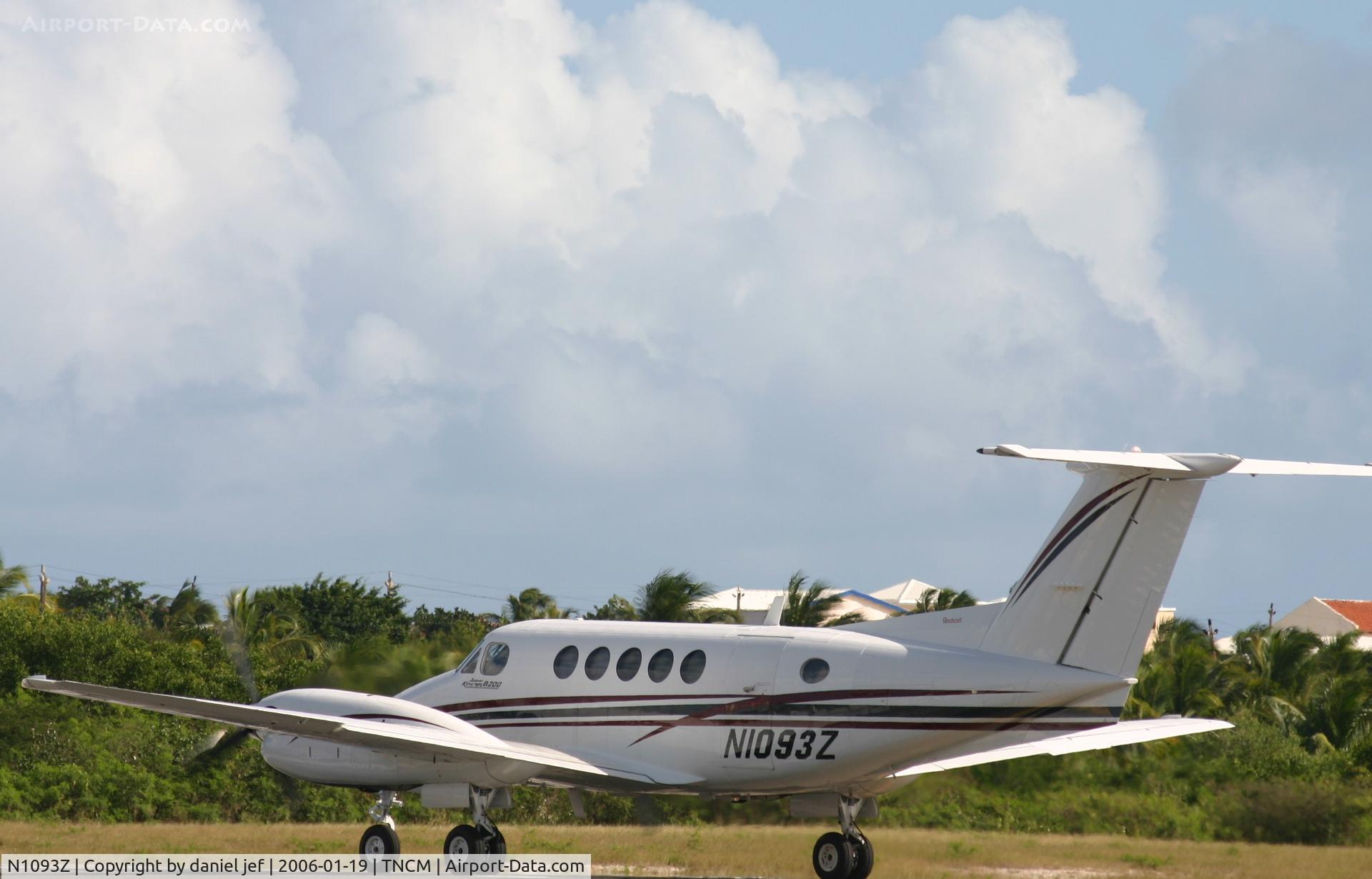N1093Z, 1997 Beech B200 King Air C/N BB-1593, taking off rn10