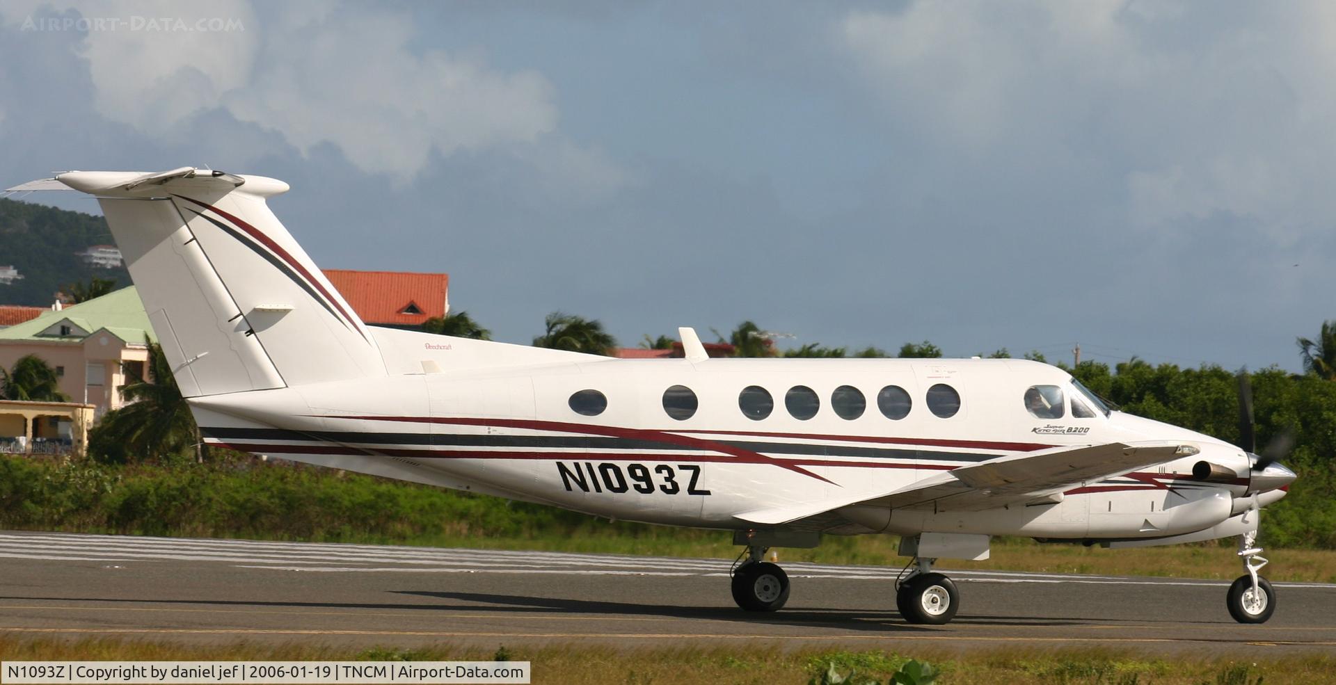 N1093Z, 1997 Beech B200 King Air C/N BB-1593, taxing runway 10