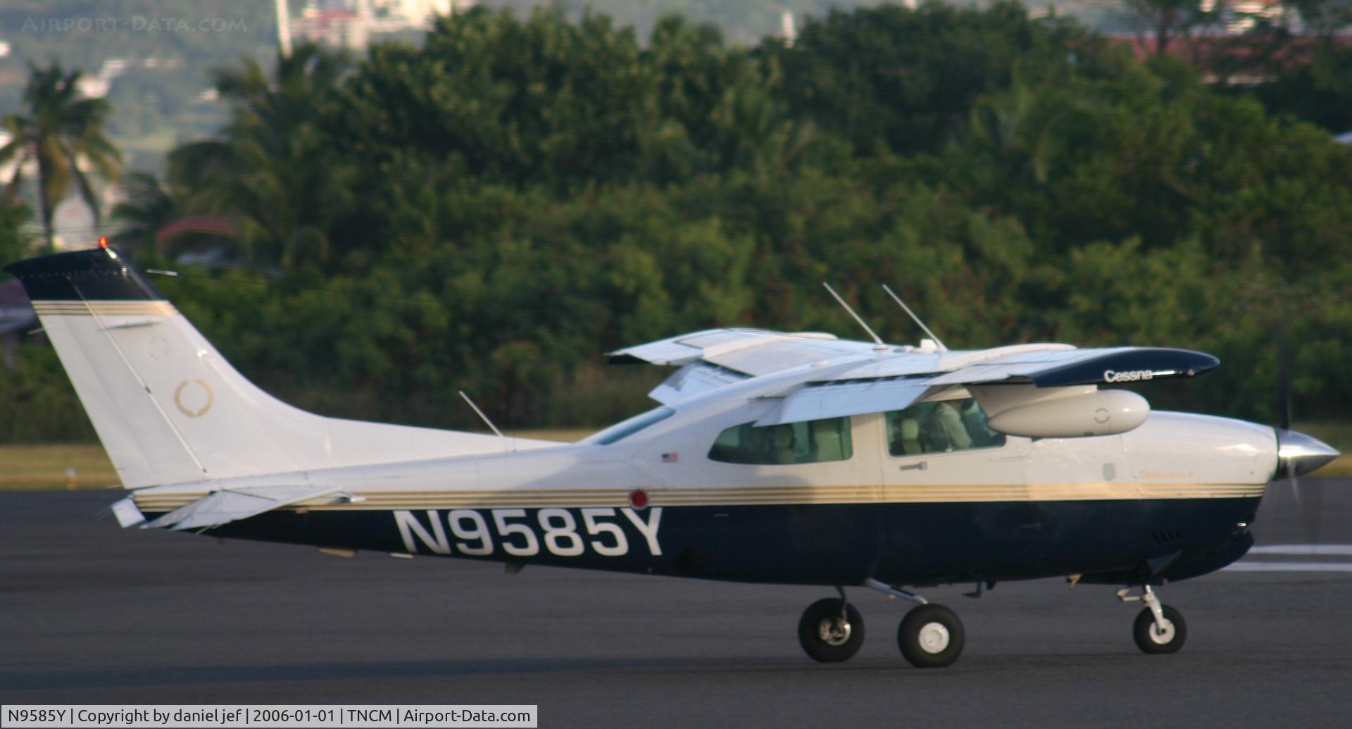 N9585Y, 1981 Cessna 210N Centurion C/N 21064554, taxing runway 10
