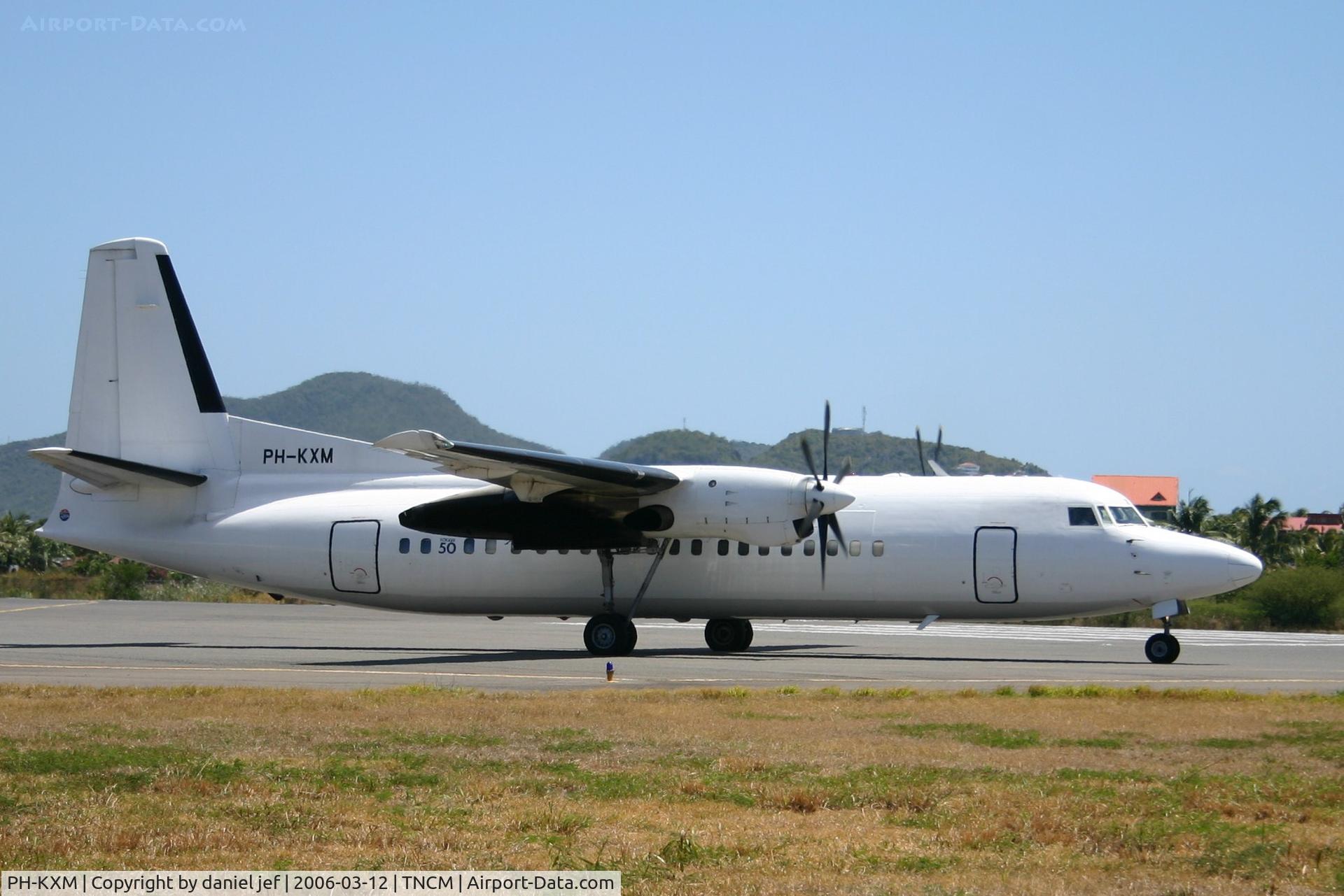 PH-KXM, 1992 Fokker 50 C/N 20252, taxing runway 10
