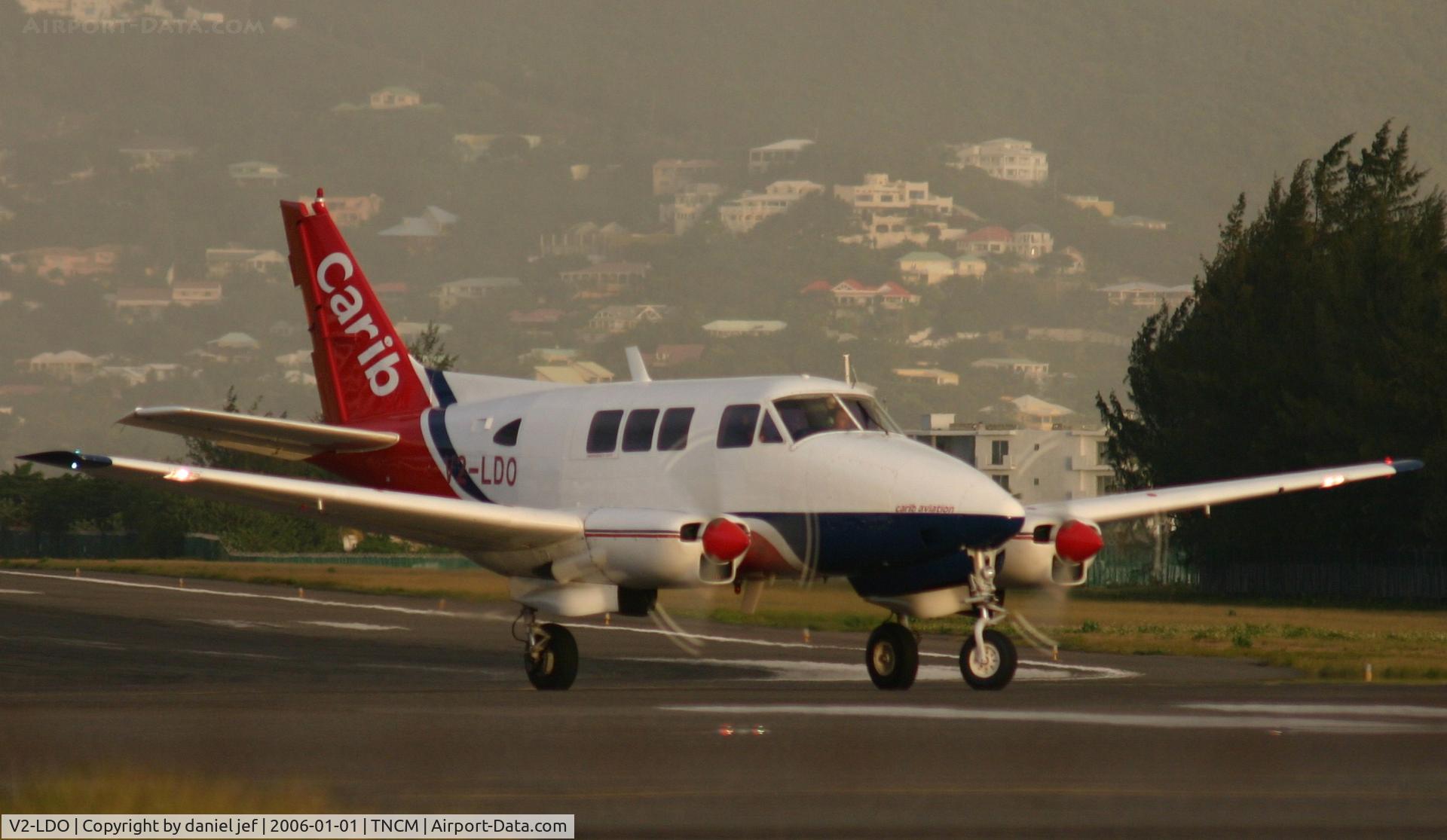 V2-LDO, 1970 Beech A65-8800 Queen Air Queen Air C/N LC-291, taxing runway 10