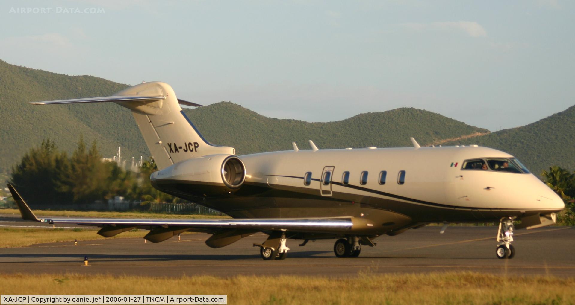 XA-JCP, Bombardier Challenger 300 (BD-100-1A10) C/N 20014, taxing runway 10