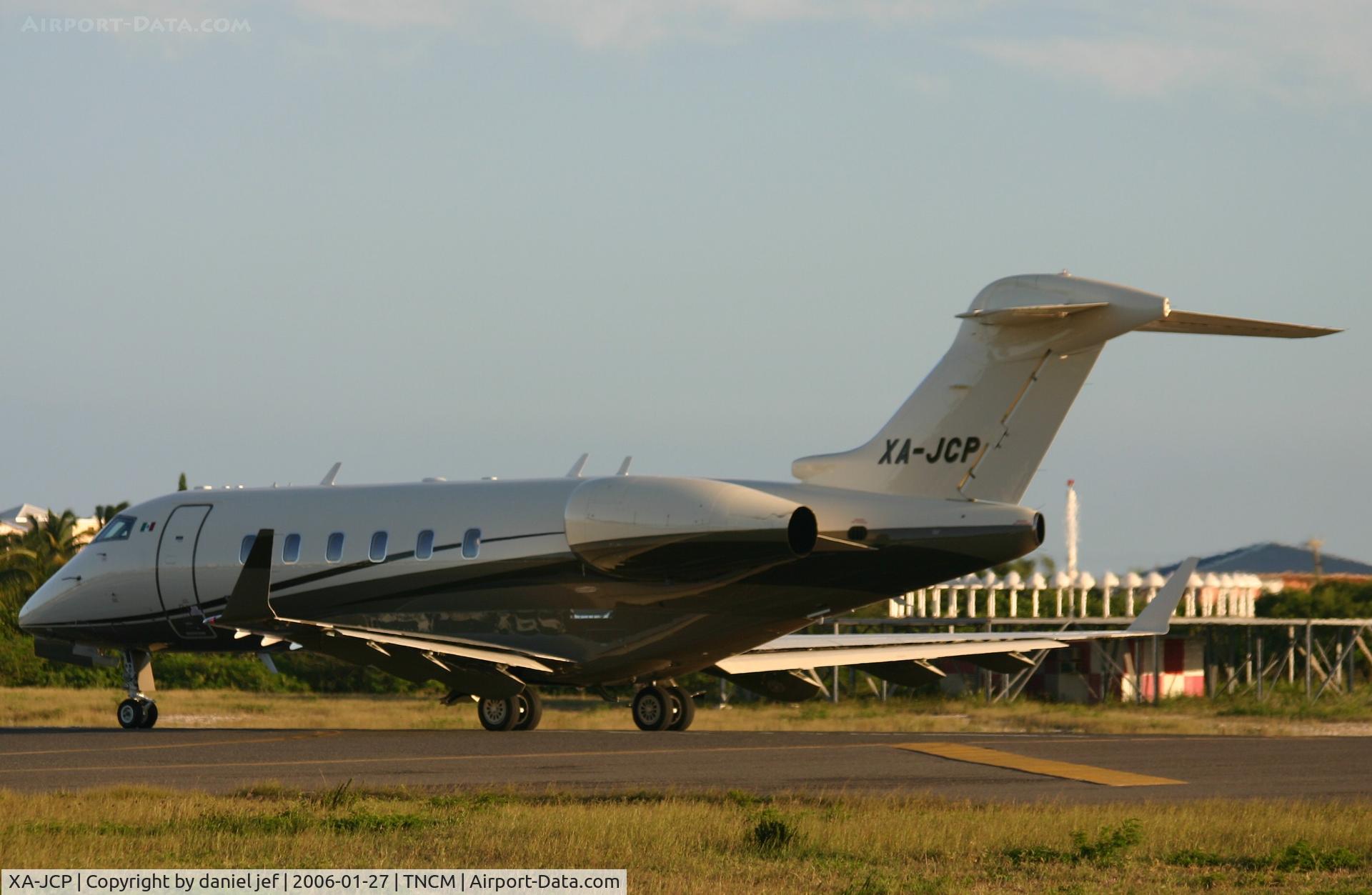 XA-JCP, Bombardier Challenger 300 (BD-100-1A10) C/N 20014, taking off