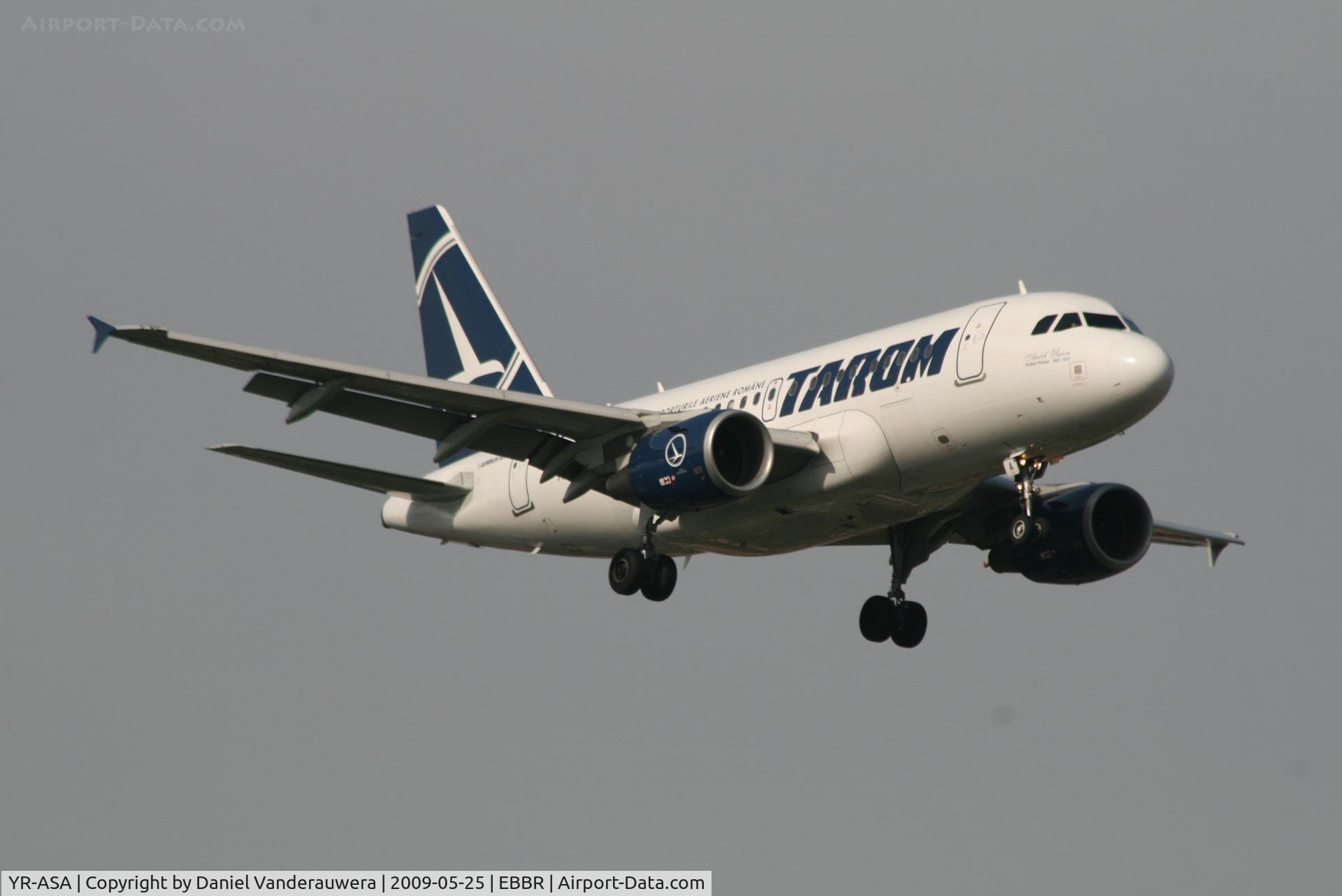 YR-ASA, 2006 Airbus A318-111 C/N 2931, arrival of flight RO371 to rwy 02