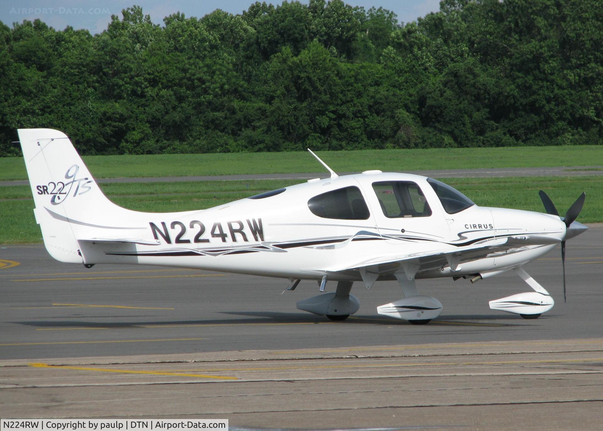 N224RW, 2005 Cirrus SR22 GTS C/N 1595, At the Shreveport Downtown airport.