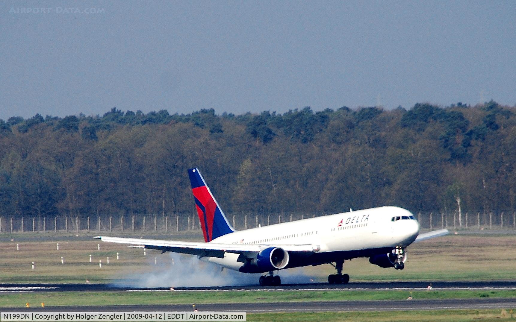 N199DN, 1998 Boeing 767-332/ER C/N 28456, Touch down after a long ride from New York