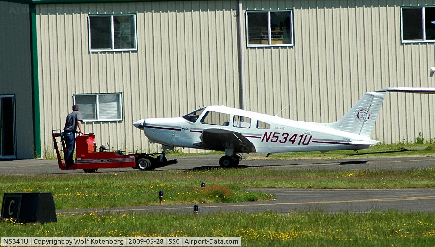 N5341U, Piper PA-28-161 C/N 2842135, getting towed back to the nest