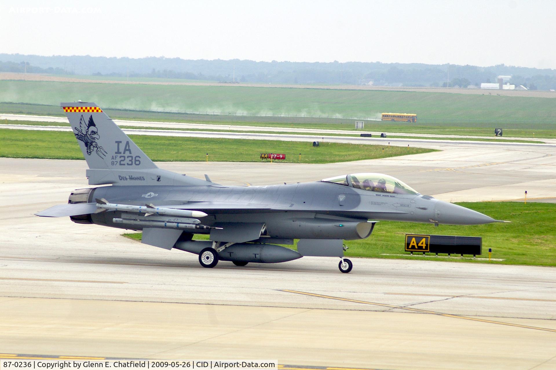 87-0236, 1987 General Dynamics F-16C Fighting Falcon C/N 5C-497, Cyclone 22 taxiing on Delta to Landmark FBO.  Diverted from DSM due to weather there.
