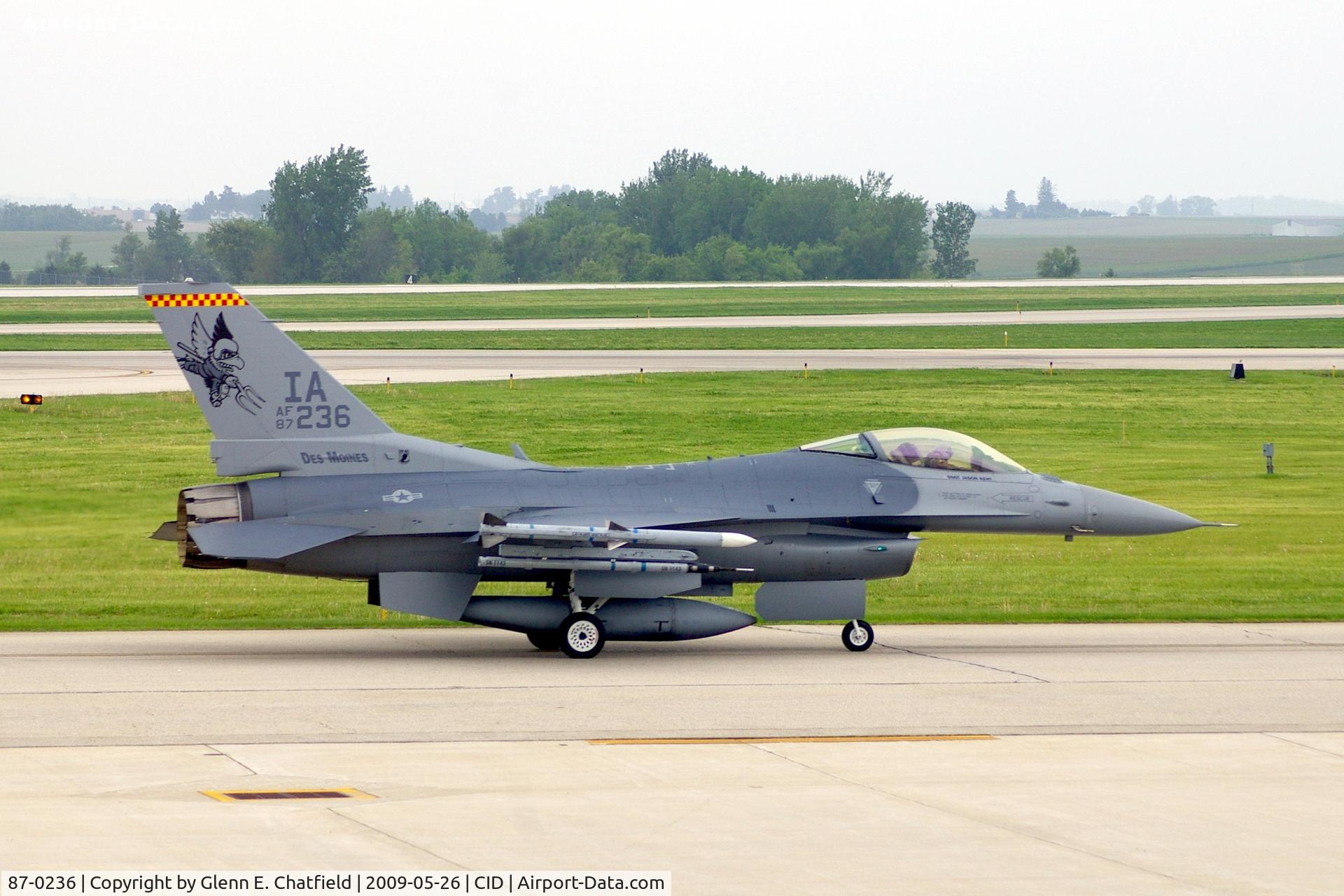 87-0236, 1987 General Dynamics F-16C Fighting Falcon C/N 5C-497, Cyclone 22 taxiing on Delta to Landmark FBO.  Diverted from DSM due to weather there.