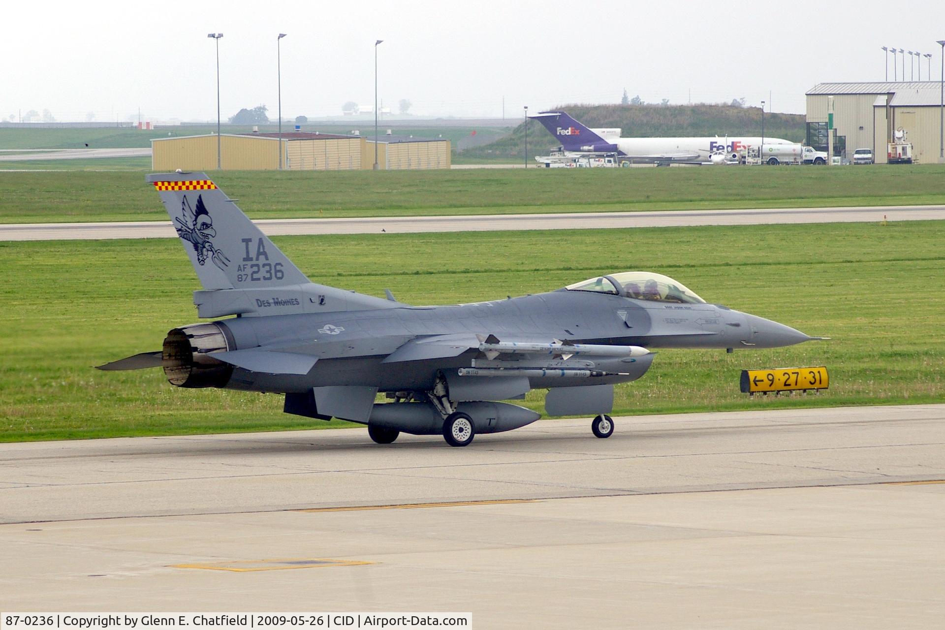 87-0236, 1987 General Dynamics F-16C Fighting Falcon C/N 5C-497, Cyclone 22 taxiing on Delta to Landmark FBO.  Diverted from DSM due to weather there.