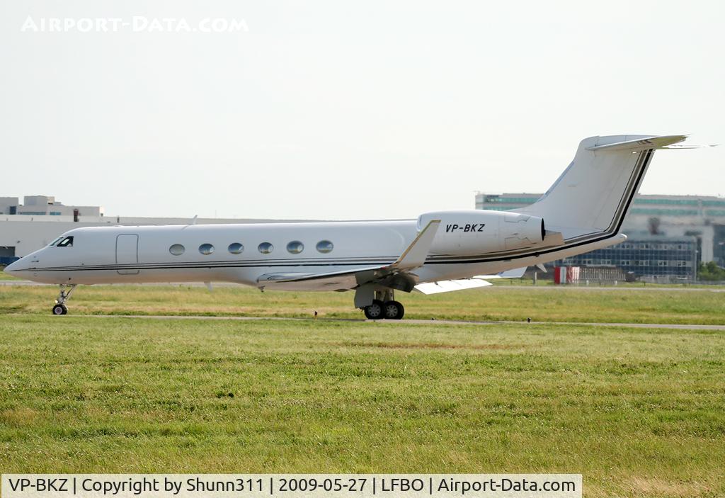 VP-BKZ, 2000 Gulfstream Aerospace G-V C/N 602, Lining up rwy 32R for departure...