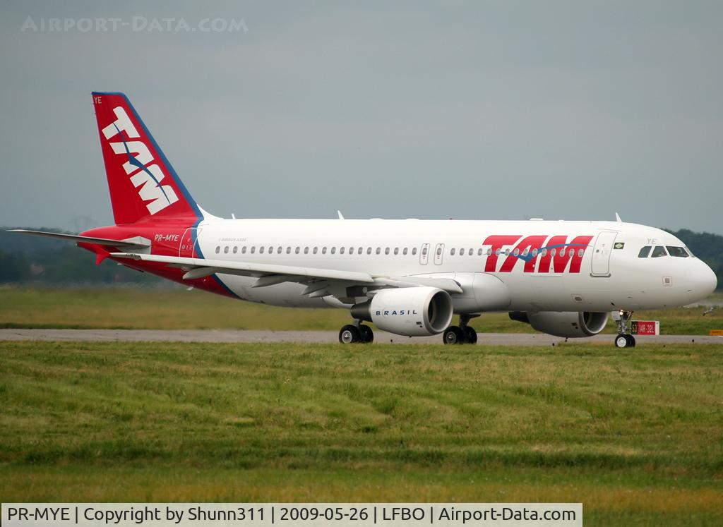 PR-MYE, 2009 Airbus A320-214 C/N 3908, Delivery day for him...