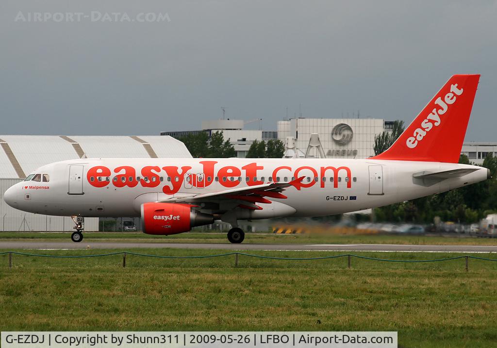 G-EZDJ, 2008 Airbus A319-111 C/N 3544, Ready for take off rwy 32R with additional 