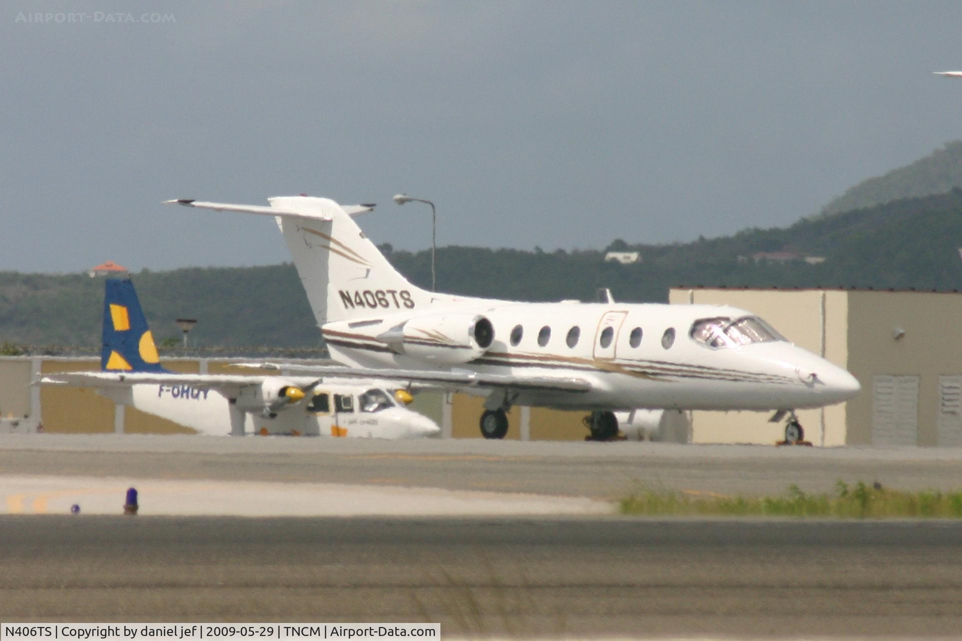 N406TS, 1986 Beech 400 Beechjet C/N R-J6, park at the ramp