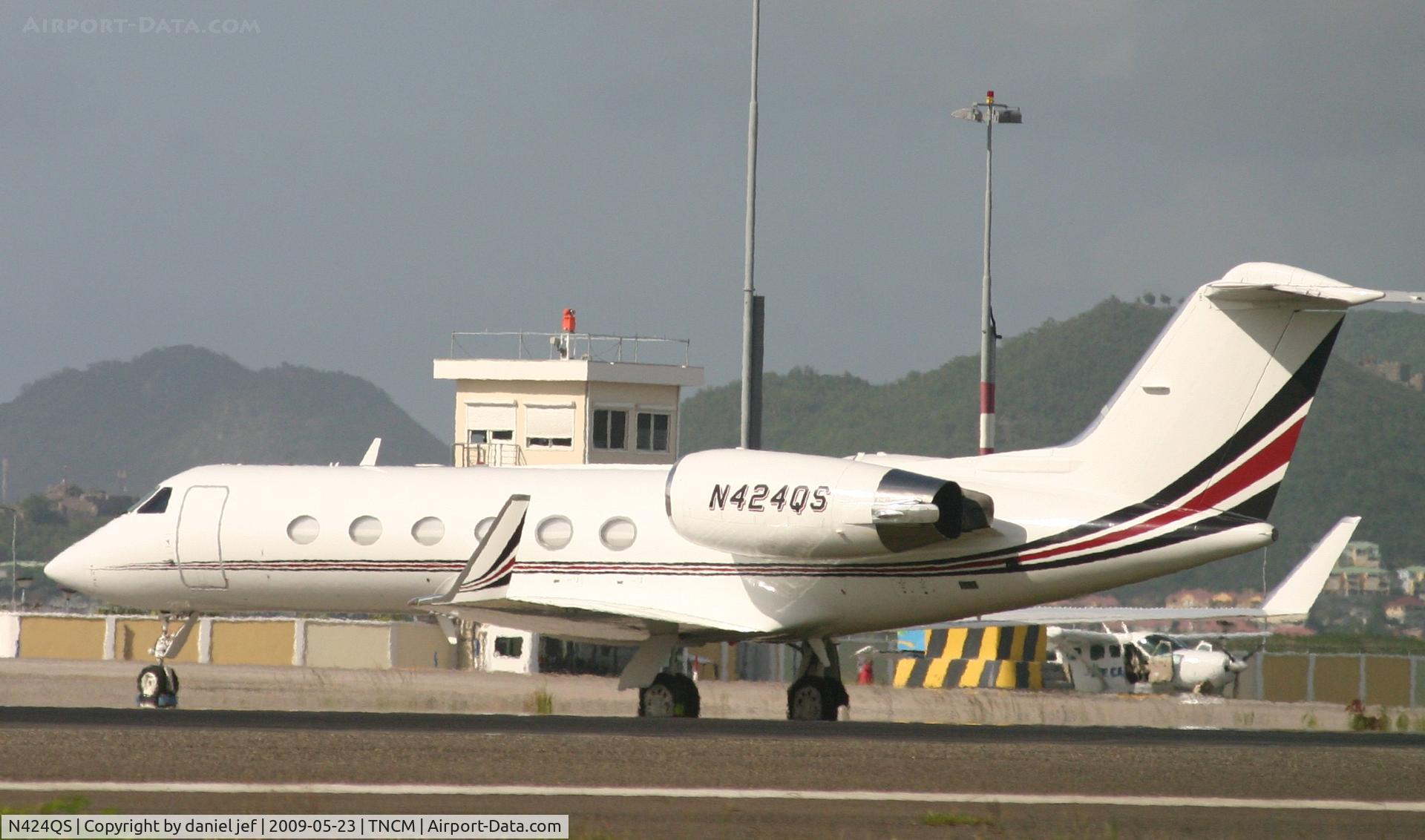N424QS, 1997 Gulfstream Aerospace G-IV C/N 1324, park at the ramp