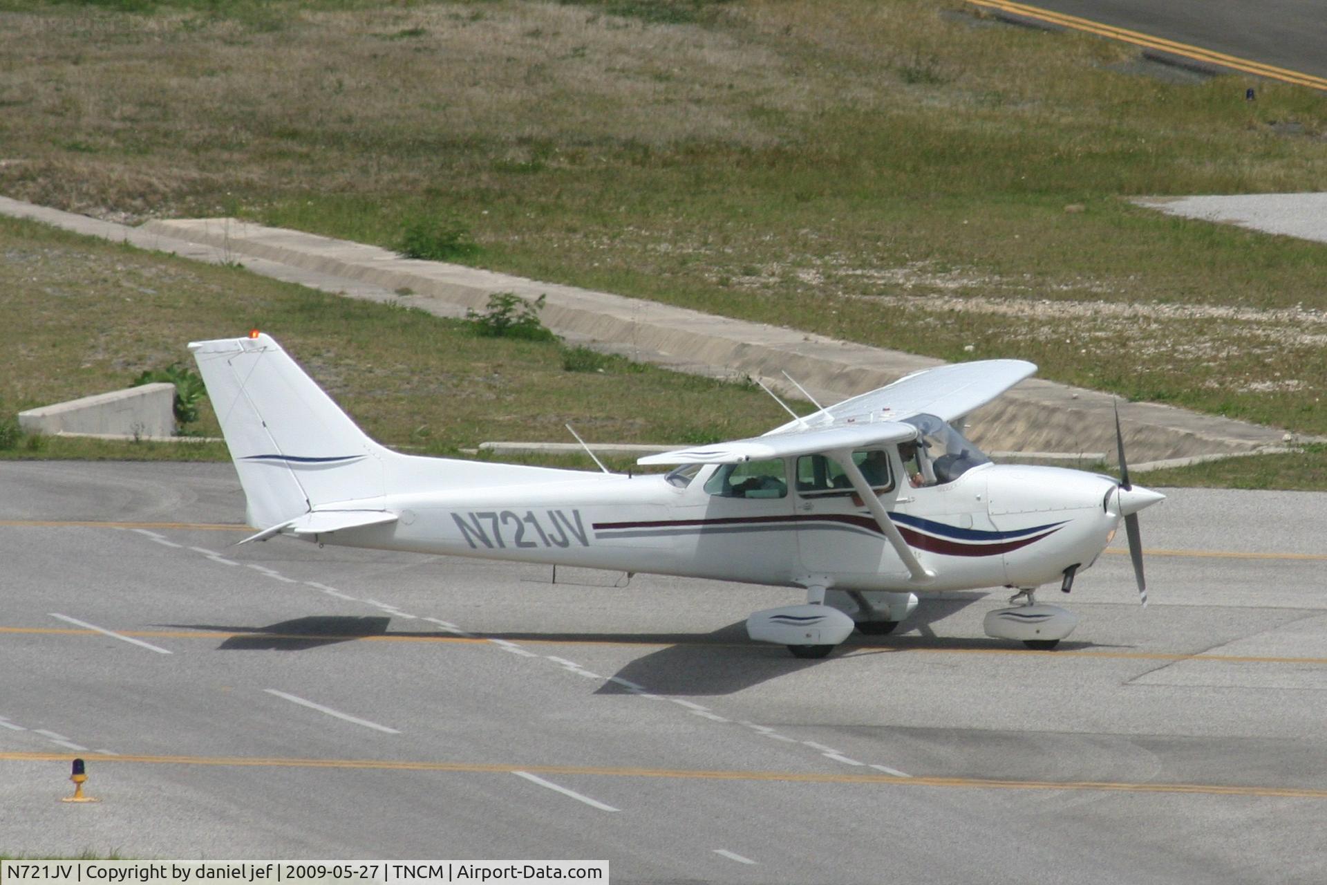N721JV, 1979 Cessna 172N C/N 17273160, taxing runway 10