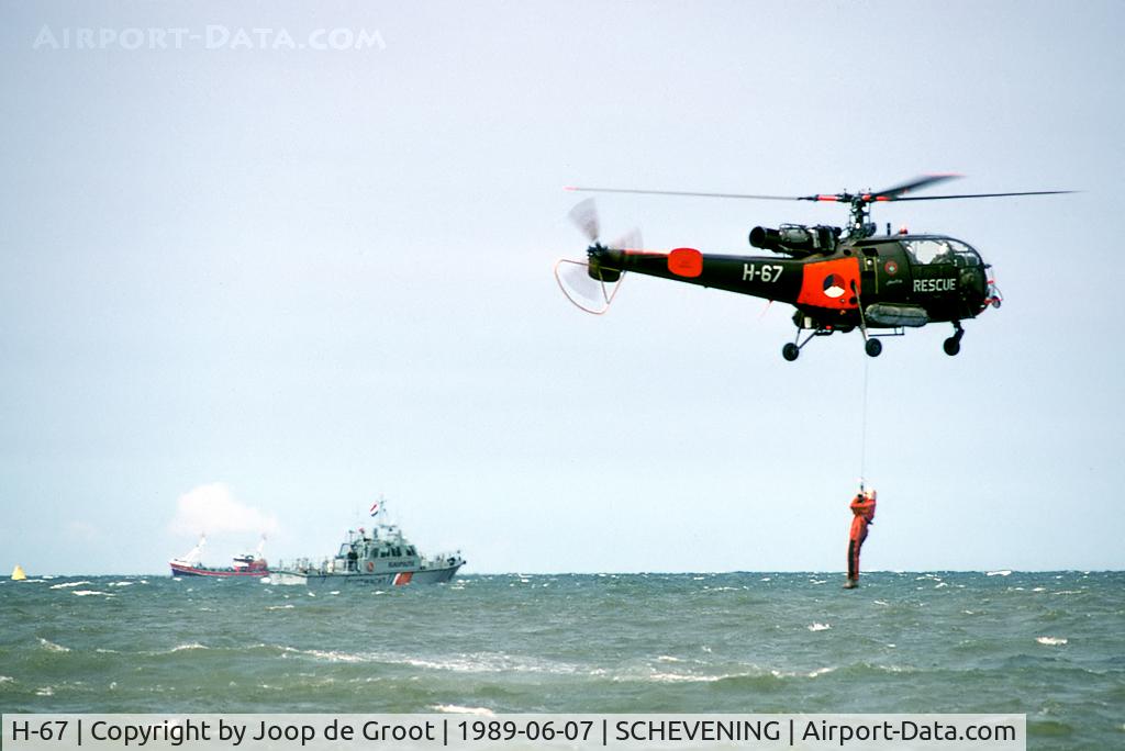H-67, Sud SE-3160 Alouette III C/N 1367, This Alouette of the SAR Flight performs a rescue demonstration off the Scheveningen coast. This aircraft was sold to the Pakistan air force in 1993.