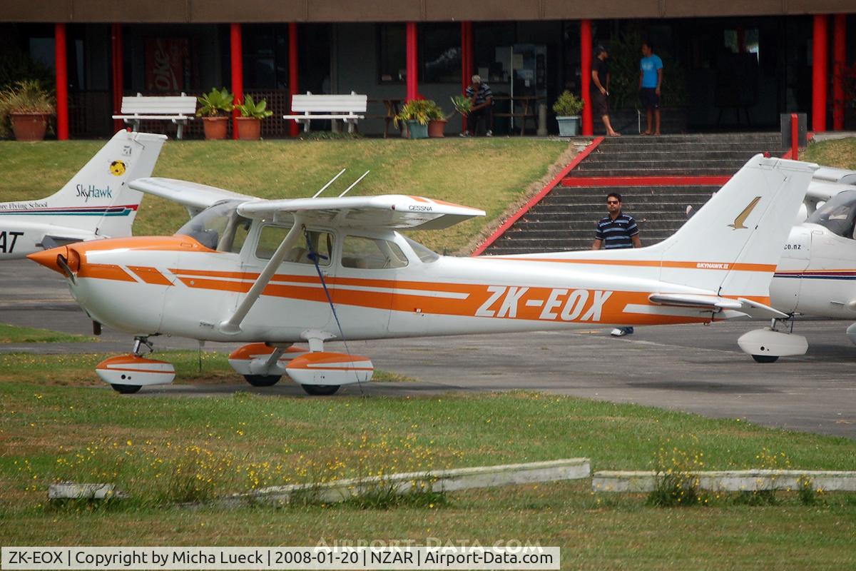 ZK-EOX, Cessna 172N C/N 17272561, At Ardmore