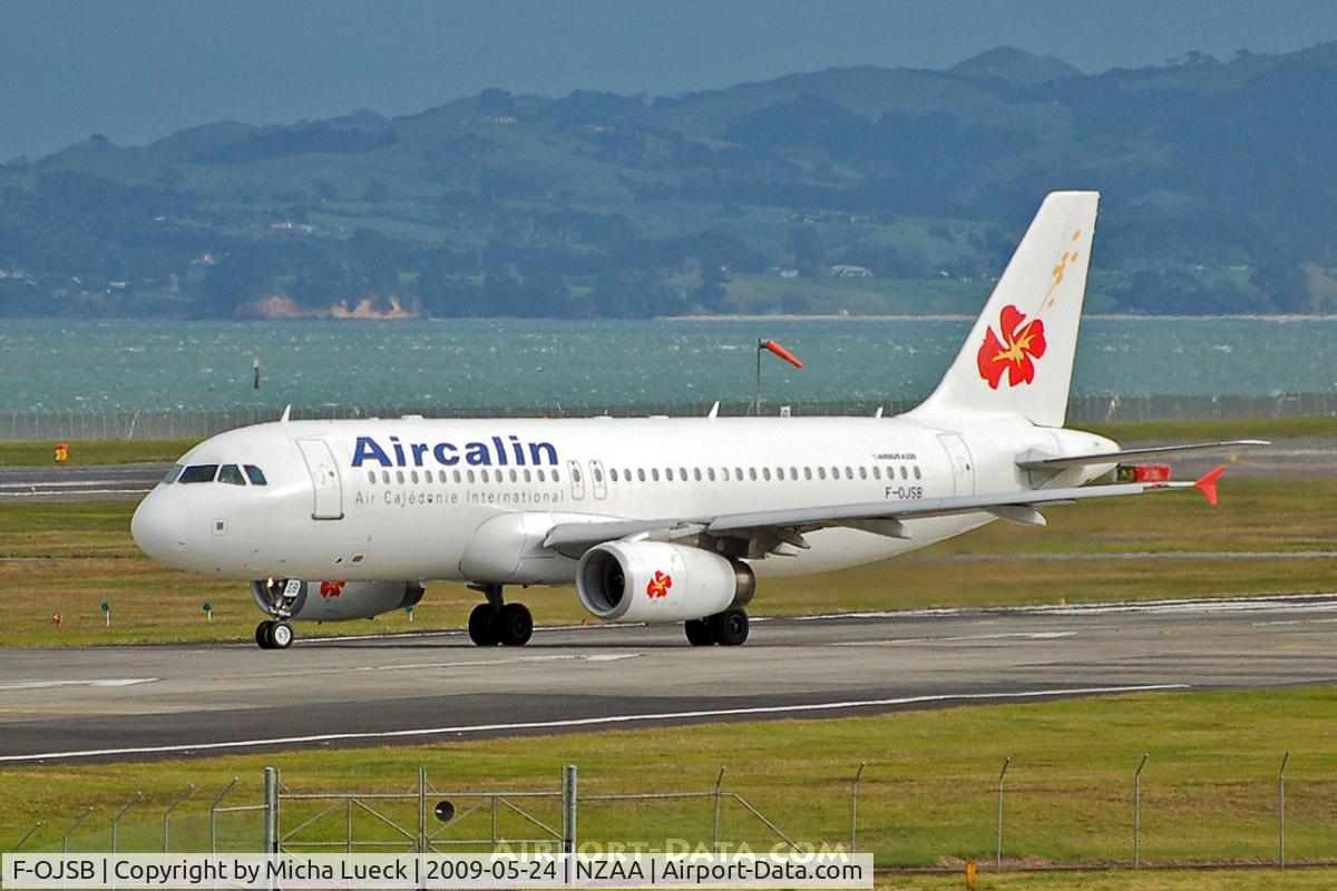 F-OJSB, Airbus A320-232 C/N 2152, Turning onto the runway