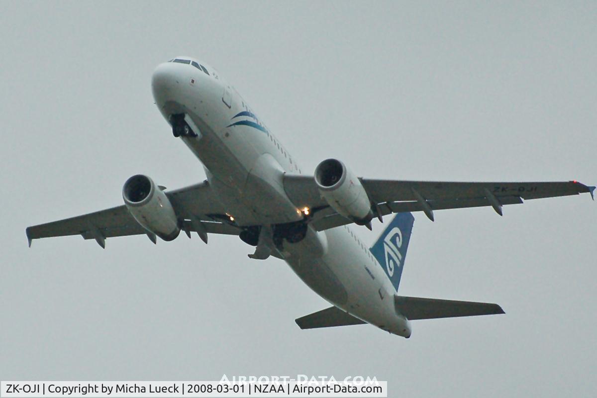 ZK-OJI, 2004 Airbus A320-232 C/N 2297, Climbing out of Auckland