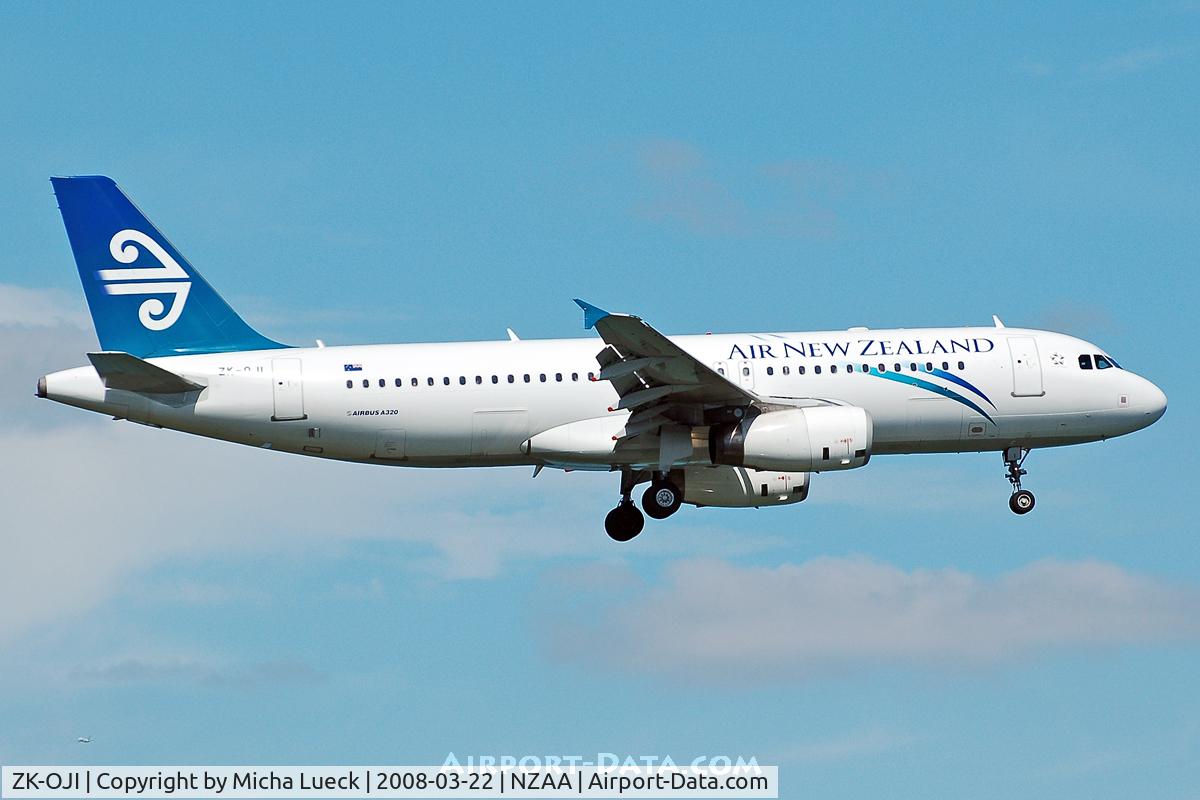 ZK-OJI, 2004 Airbus A320-232 C/N 2297, On finals