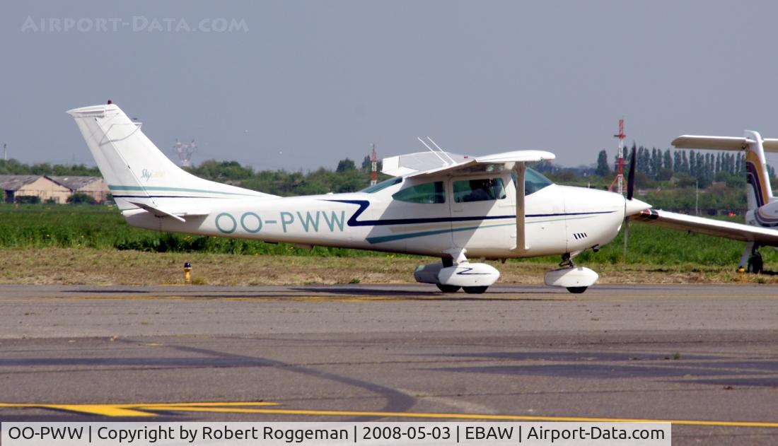 OO-PWW, Cessna 182P Skylane C/N 182-61095, Taxiing in during 18 th Antwerp Stampe Fly In