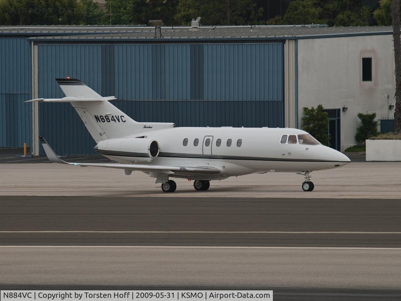 N884VC, 2002 Raytheon Hawker 800XP C/N 258584, N884VC taxiing