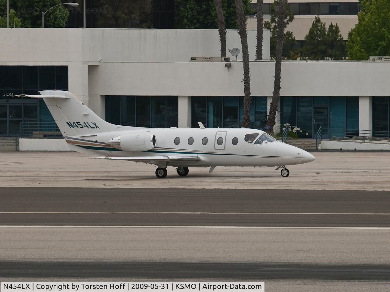 N454LX, 2001 Raytheon Beechjet 400A C/N RK-327, N454LX taxiing