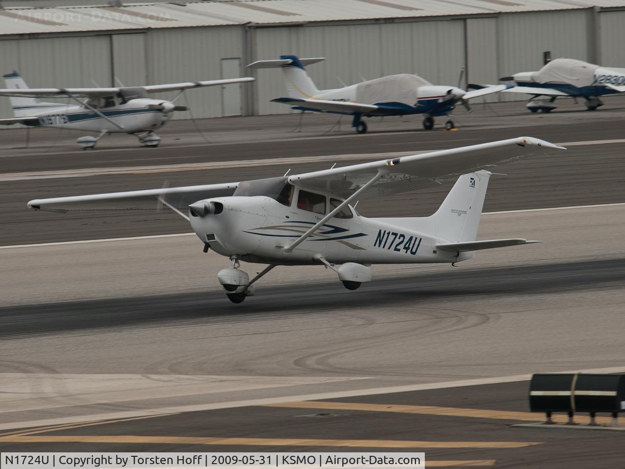 N1724U, 2007 Cessna 172S C/N 172S10443, N1724U departing from RWY 21