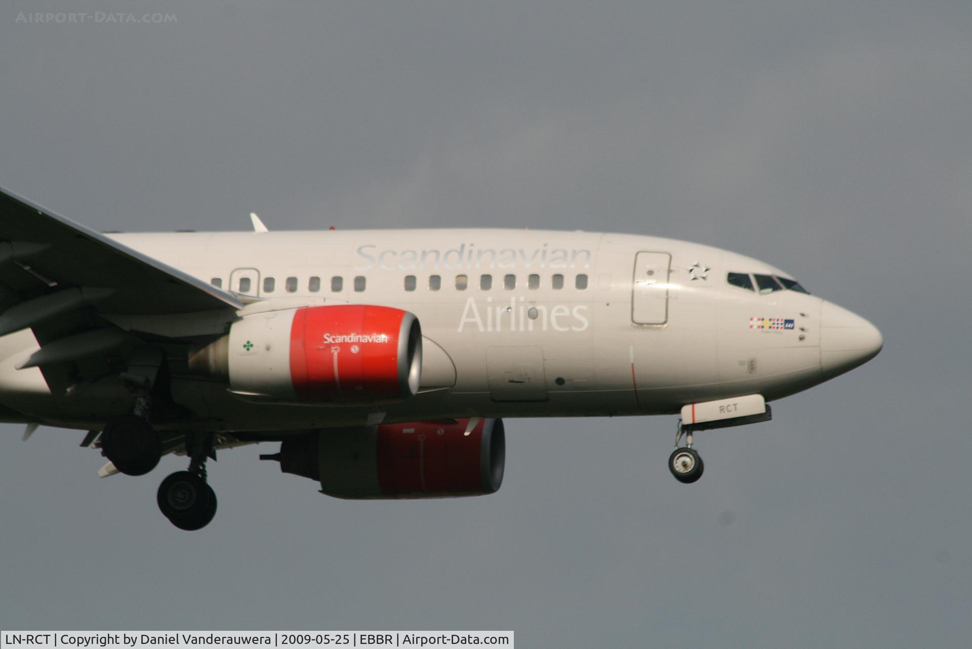 LN-RCT, 1999 Boeing 737-683 C/N 30189, arrival of flight SK589 to rwy 02
