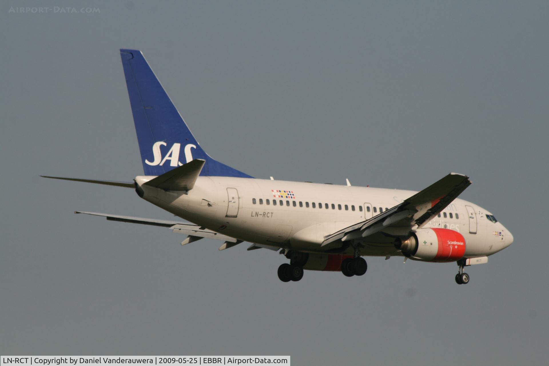 LN-RCT, 1999 Boeing 737-683 C/N 30189, flight SK589 is descending to rwy 02