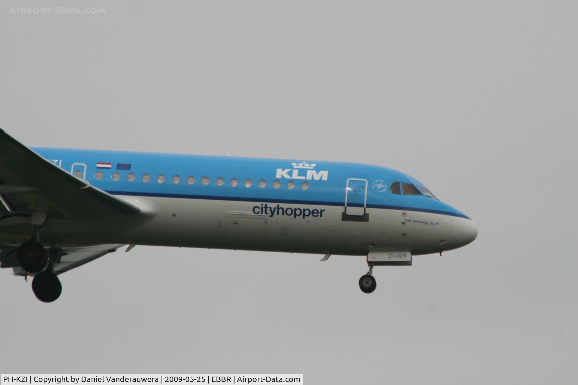PH-KZI, 1997 Fokker 70 (F-28-0070) C/N 11579, flight KL1723 is descending to rwy 02