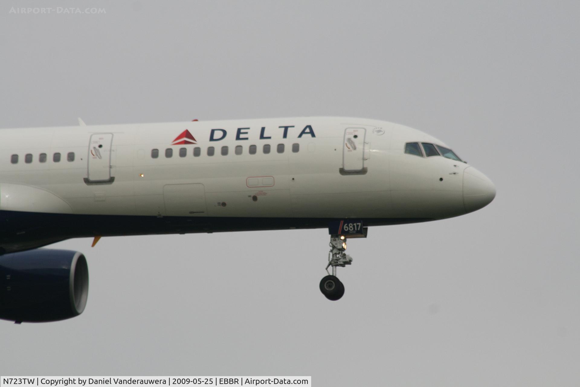 N723TW, 2000 Boeing 757-231 C/N 29378, flight DL140 is descending to rwy 02