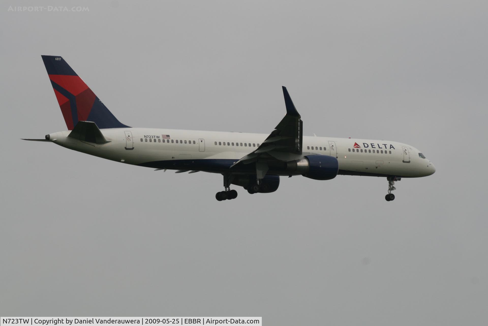 N723TW, 2000 Boeing 757-231 C/N 29378, flight DL140 is descending to rwy 02