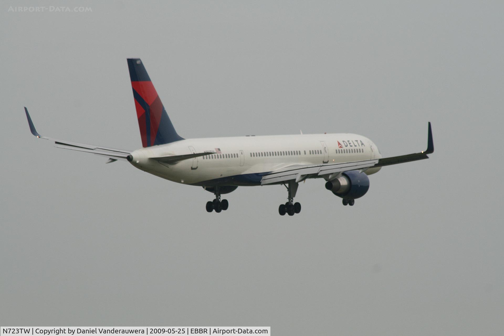 N723TW, 2000 Boeing 757-231 C/N 29378, several seconds before landing on rwy 02