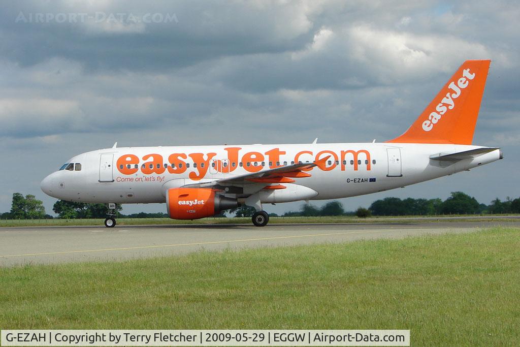 G-EZAH, 2006 Airbus A319-111 C/N 2729, Easyjet A319 taxies in at Luton