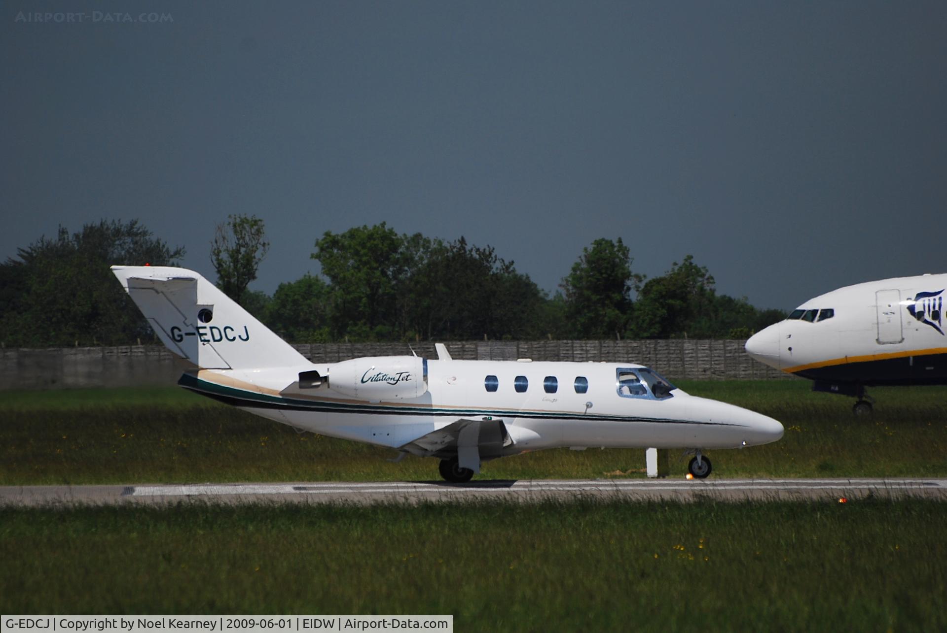 G-EDCJ, 1995 Cessna 525 CitationJet CJ1 C/N 525-0105, Departing Rwy 10 EIDW