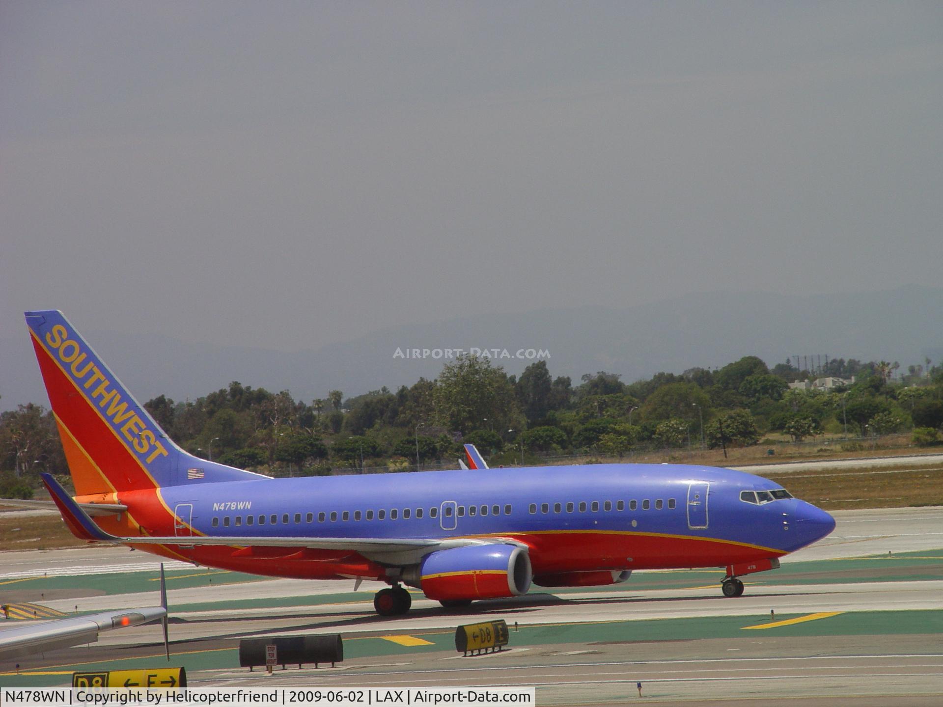 N478WN, 2004 Boeing 737-7H4 C/N 33989, Taxiing to terminal 1 at LAX